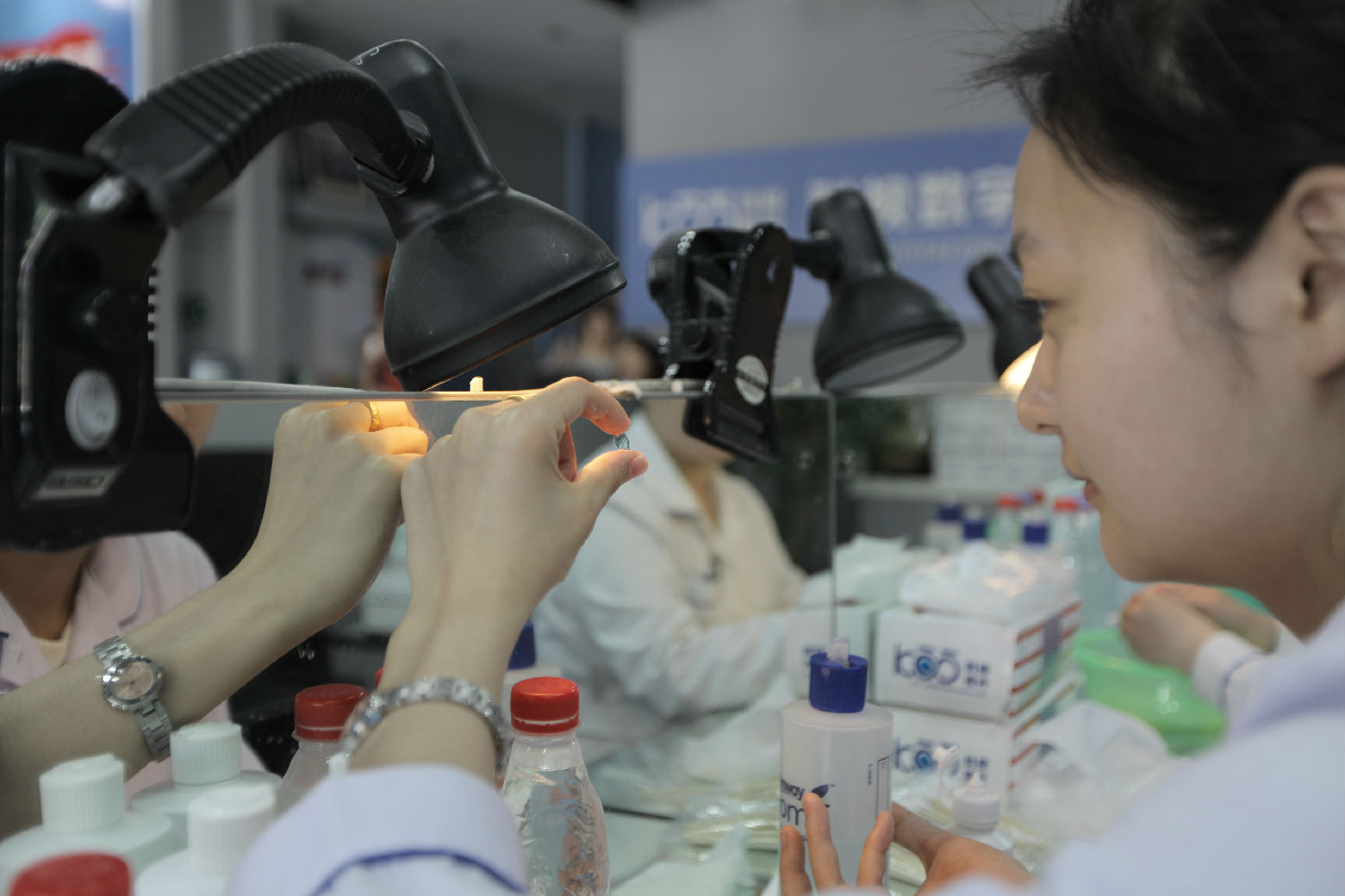 孩子近视是如何产生的,家长如何选择正确方法